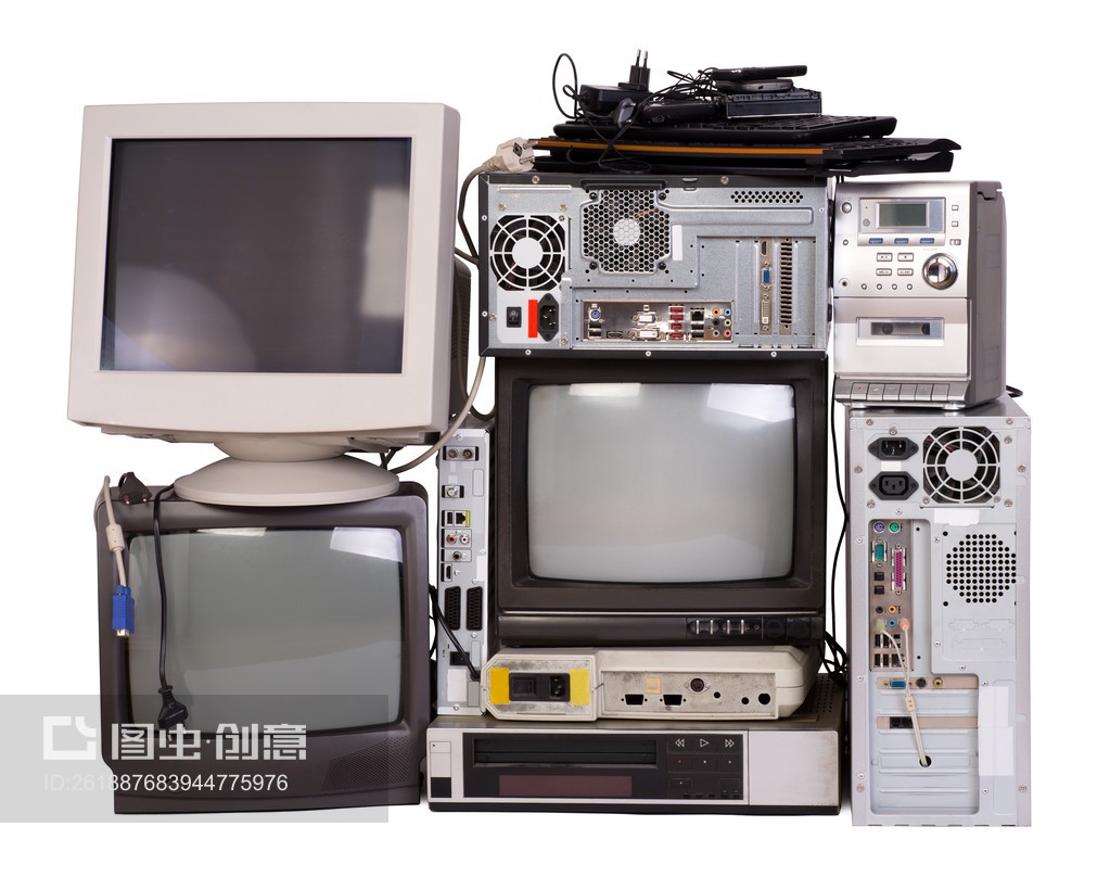 白色背景下的孤島 舊電子設備與電纜的廢棄影像